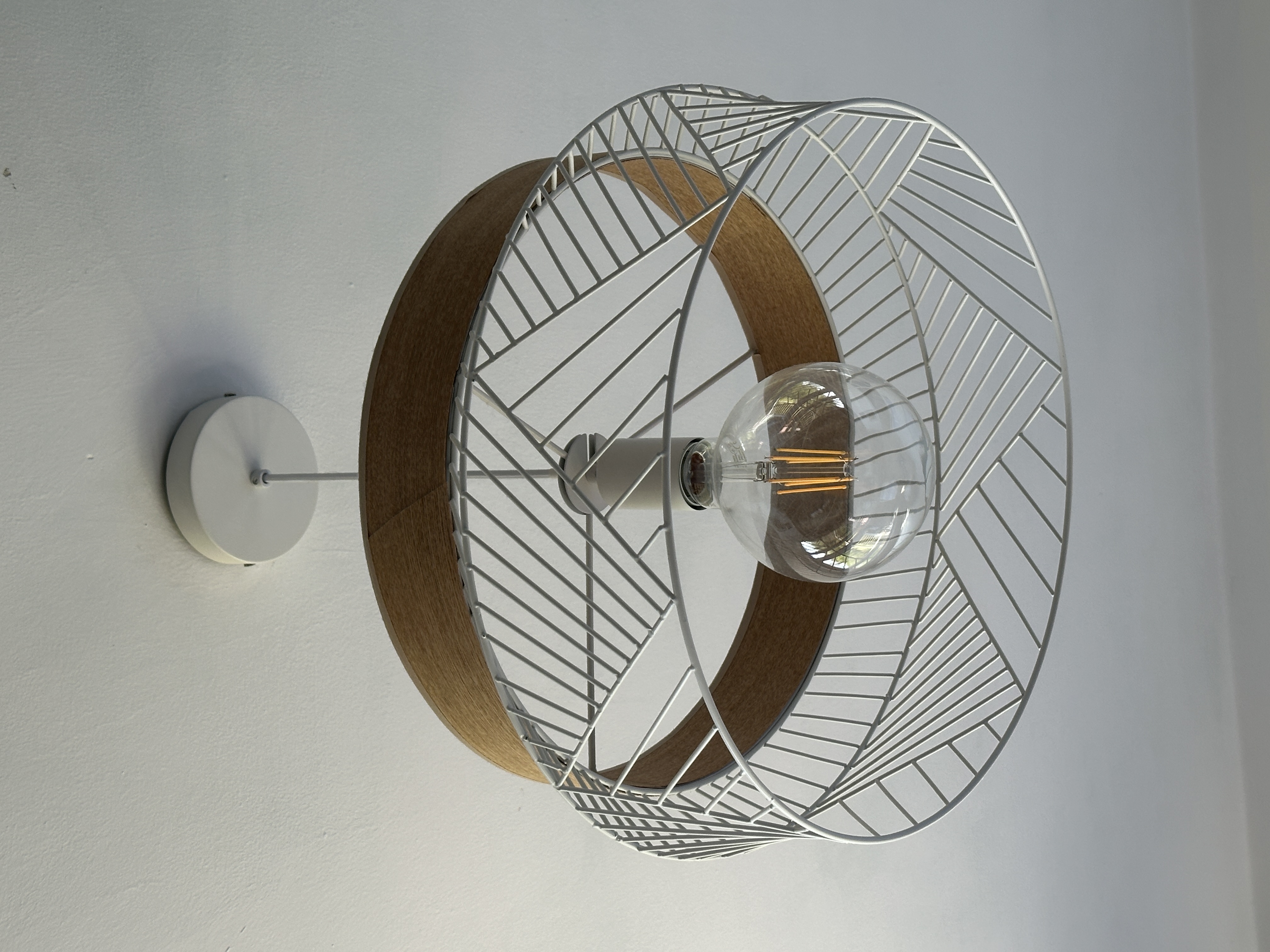 Lampa wisząca z dużą żarówką